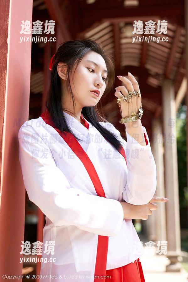 MiiTao蜜桃社 - 温心怡的黑色写真，每一张图片都想讨好你的审美，但又悄悄给你发个小信号，“注意我哦”。