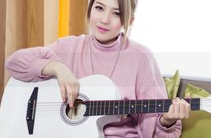 TouTiao头条女神 - 梁芮溪的短裤写真：你能忍住不瞅吗？