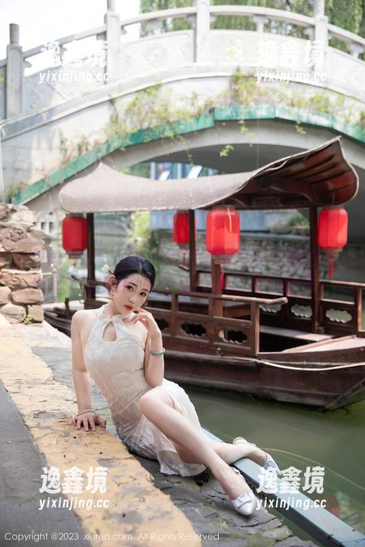 Xiuren秀人网 - 谁说定制写真只能在工作室？小Kiki来个旅行现场即兴创作！