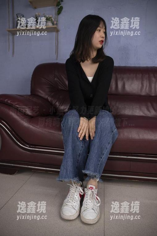 南国足艺 - 小惠在努力更新她的美脚写真集，脚疼吗？要不要我把腿放下...