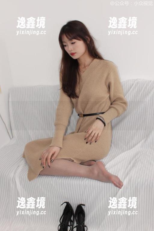 小众视觉 - 嘤嘤在制服里的照片，秒变邻家女生！