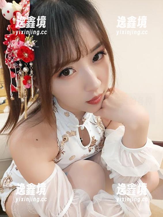 原图展出，速来瞧小女巫露娜长腿的各种神奇姿势！