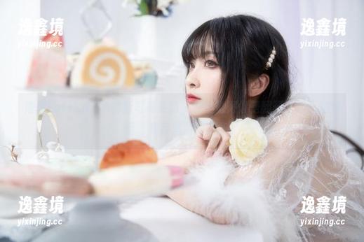洛璃LoLiSAMA的新写真更新，现在觉得像是翻开了漫画的封面，期待里面的新奇。