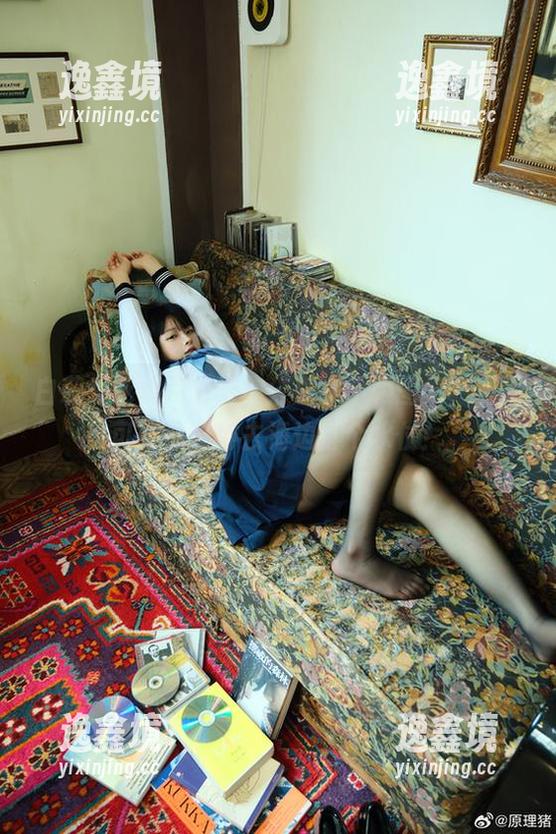 白莉爱吃巧克力给你分享水手服图集，看完可能会想冲去海边打个水仗！