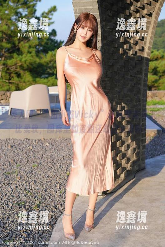 秀人网 - “田小燕Vicky”让吊带变得无比柔软，图库里的资源还敢这么敢吗？