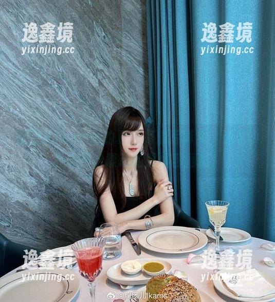 腐团儿Ikaros的夏日高清写真集，适合小心心开始躁动的时候翻翻哟！
