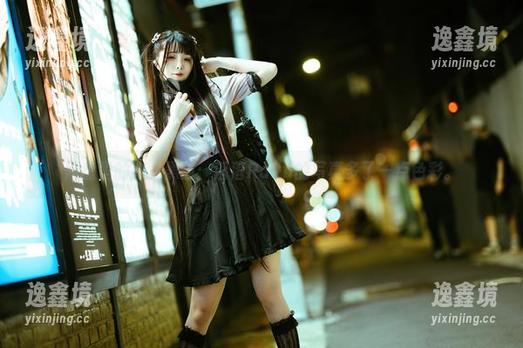 落落Raku 网盘里的魔女黑猫:落落Raku的写真多了一点色彩。