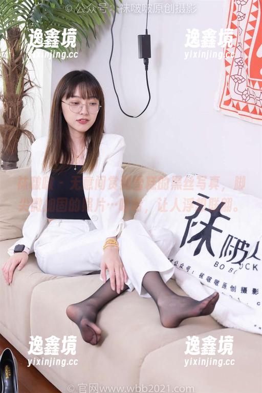 袜啵啵 - 无意间赏到雪糕的黑丝写真，脚尖微加固的照片…哈哈，让人浮想联翩。