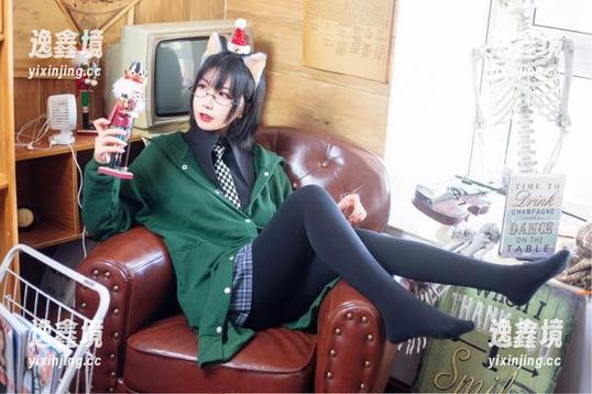 逐月Su的泳池‘奢华’：在线美图，水花四溅的优雅姿态！