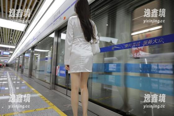 魔镜街拍 - 玲玲居然一个人去车展？看这写真图包，我是该羡慕还是该同情？