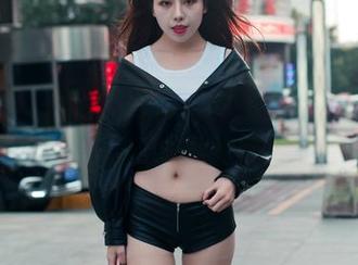 盈盈一水间，魔镜街拍的全套街角肉丝包臀裙小姐姐，转眼标致就成了话题。